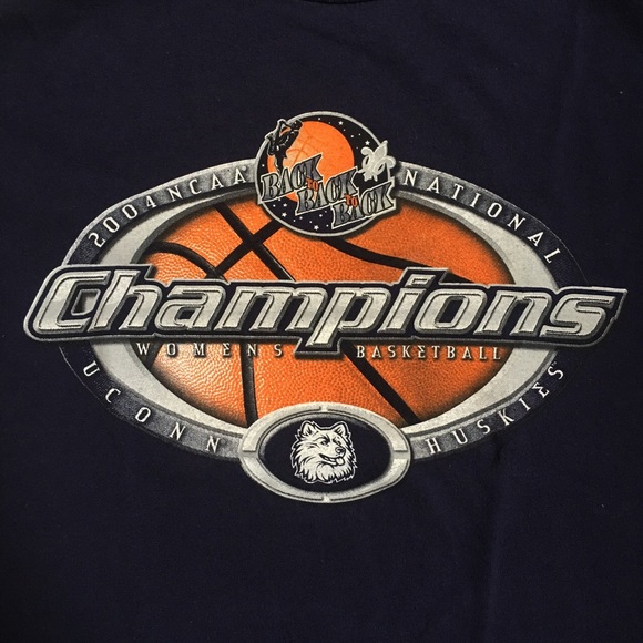 2004 NCAA Champions UConn Huskies T Shirt - Picture 1 of 4